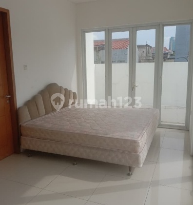 4-Bedroom House for Rent in Tomang, West Jakarta 2