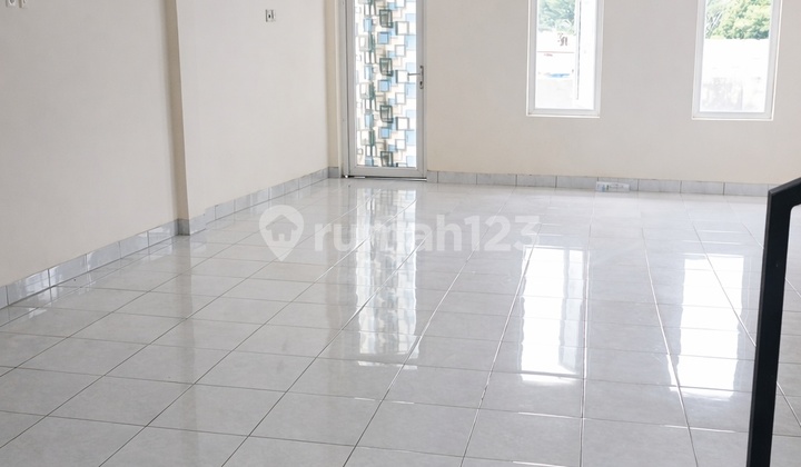 Strategic 3-Story Shop House for Rent on Main Road, Suitable for Online Business in North Meruya, West Jakarta. 1