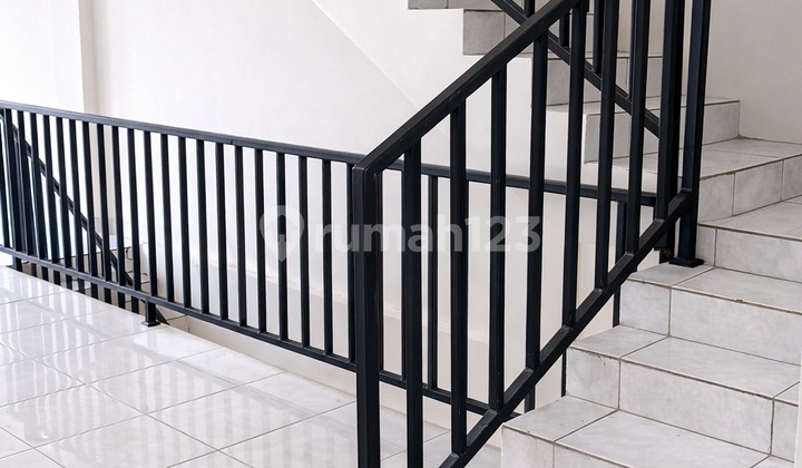 Strategic 3-Story Shop House for Rent on Main Road, Suitable for Online Business in North Meruya, West Jakarta. 2