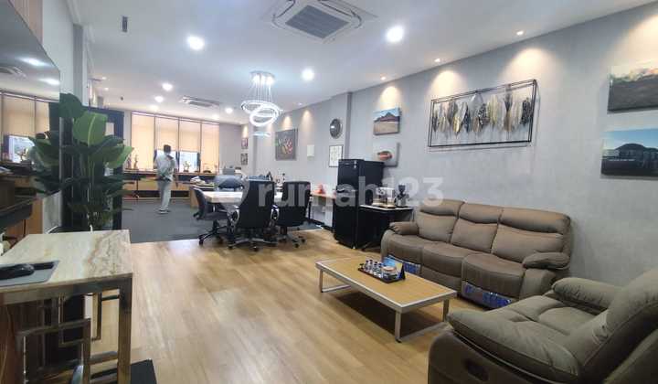 Ready-to-Use Attached Shop House in a Strategic Location