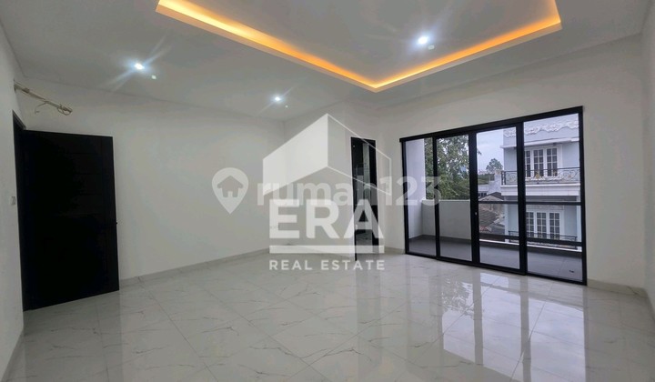 For quick sale: new, nice 4-story house in a strategic location. 2