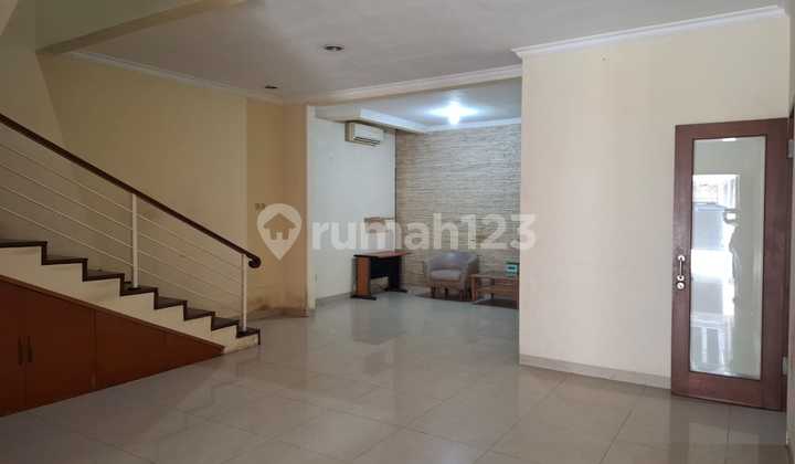 Sewa Rumah Luas Rapi Siap Huni Lokasi Strategis  2