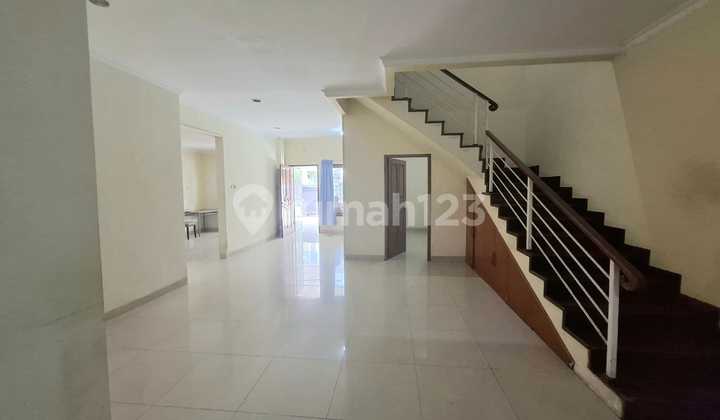 Sewa Rumah Luas Rapi Siap Huni Lokasi Strategis Sewa Rumah Luas Rapi Siap Huni Lokasi Strategis