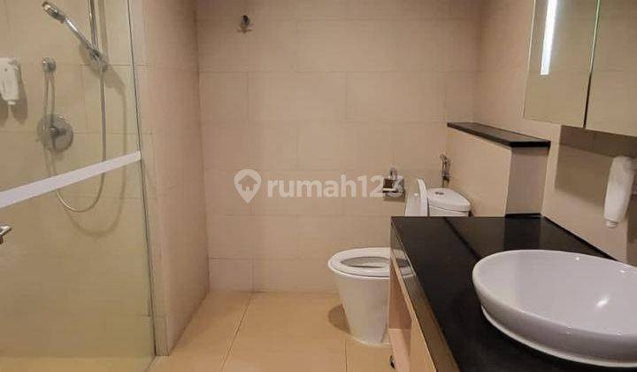 kamar mandi apartemen mewah di kuningan di