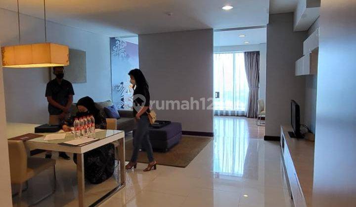 ruang keluarga apartemen mewah di kuningan di