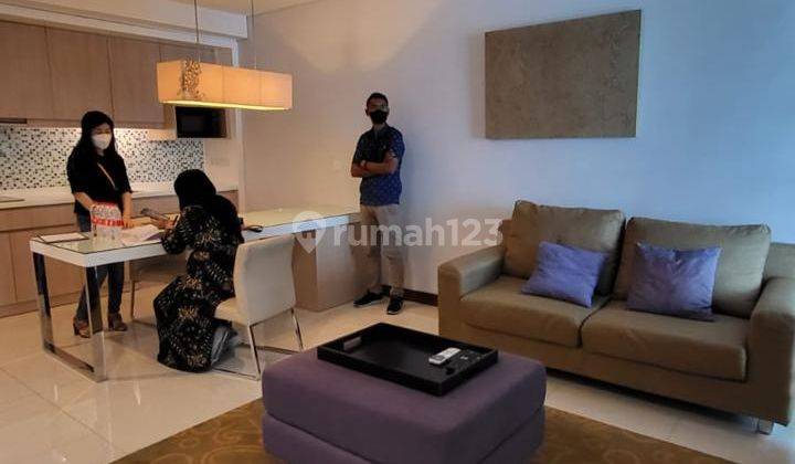 ruang keluarga apartemen mewah di kuningan di