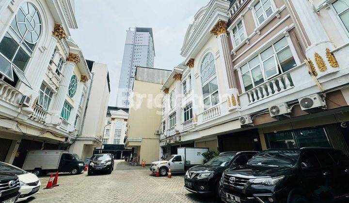 RUKAN  DALAM KOMPLEK CROWN PALACE DI SOEPOMO TEBET JAKARTA SELATAN 1