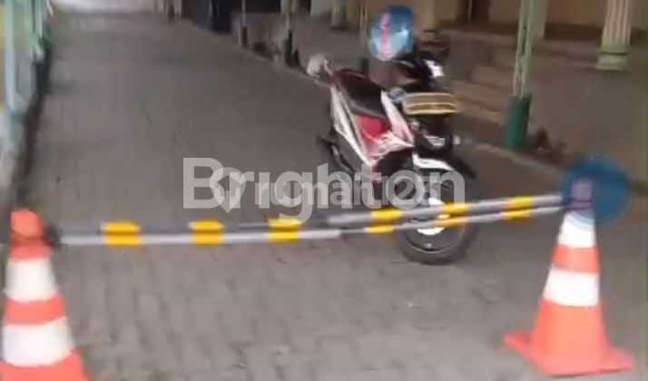 TANAH DAN BANGUNAN  DI JALAN UTAMA AKSES KENDARAAN BESAR, COCOK UNTUK PABRIK, KANTOR, GUDANG, SEKOLAH, PERUMAHAN, DLL DI KRAMAT JATI JAKARTA TIMUR
