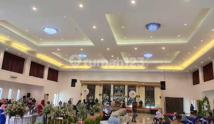 Gedung Luas dan Strategis di Bekasi Timur