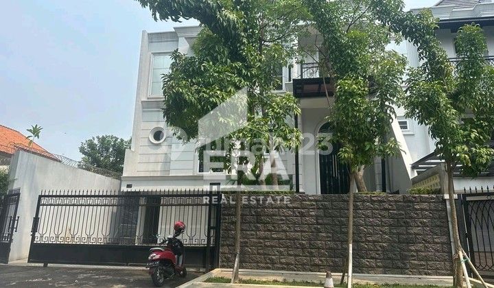Rumah Bagus di Brawijaya, Kebayoran Baru.