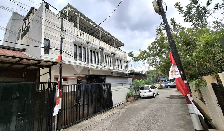 Hoek House in Sunter Hijau.