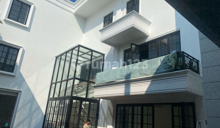 Super Luxurious House on the Hook in Pondok Indah 2