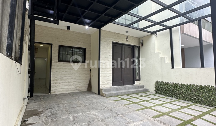 Siap Huni Rumah Depan Taman Di Pondok Indah