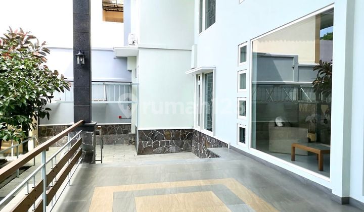 Rumah Villa Exclusive! 
di Kota Baru Parahyangan
view Depan Taman / Belakang View Danau 2