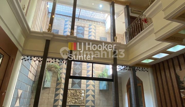 Rumah 3 Lantai. Area Perumahan Kondisi Baik siap Huni