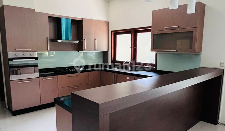 Disewakan Rumah Mewah dengan Kolam Renang dan Taman Luas di Kemang Jakarta Selatan 2