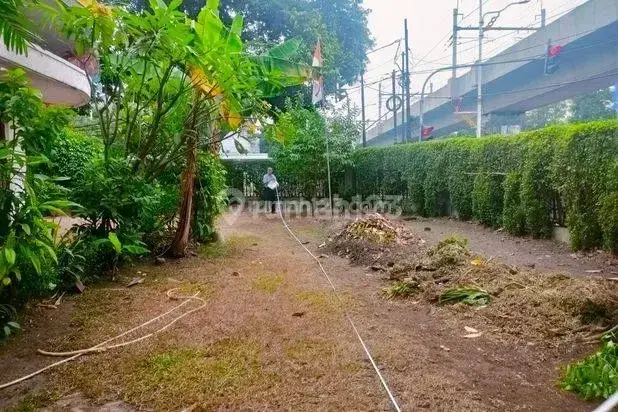 Tanah Saja Rumah Hoek di Jakarta Selatan Jalan Besar 1