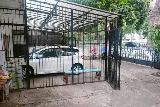 Tanah Saja Rumah Hoek di Jakarta Selatan Jalan Besar 2