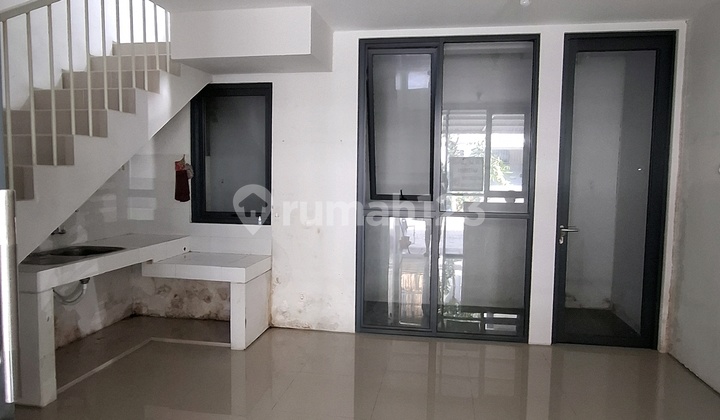 Rent 3-Story House Royal Residence Wiyung Surabaya 2