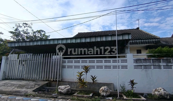 Rumah Luas Strategis Wisma Tropodo Sidoarjo 3Kt Semi Furnished