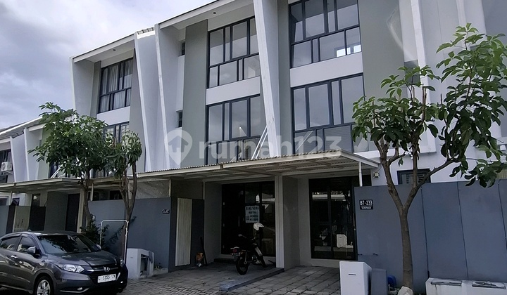 Rent 3-Story House Royal Residence Wiyung Surabaya Rent 3-Story House Royal Residence Wiyung Surabaya