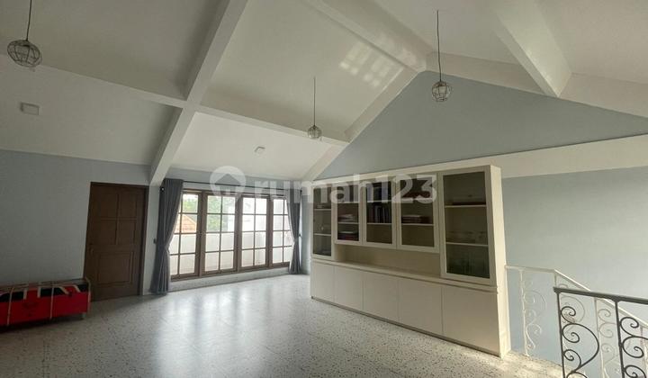 Rumah 3 Lantai Bagus dan Terawat di Sayap Riau Bandung  Dilengkapi Roof Garden, Lokasi Strategis