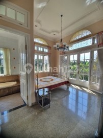 Rumah Mewah Australian Style dengan Taman Indah di Sayap Dago, Bandung Rumah Mewah Australian Style dengan Taman Indah di Sayap Dago, Bandung