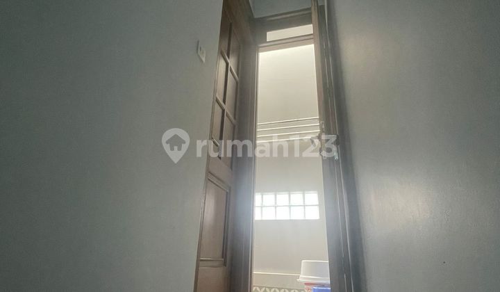 Rumah 3 Lantai Bagus dan Terawat di Sayap Riau Bandung  Dilengkapi Roof Garden, Lokasi Strategis