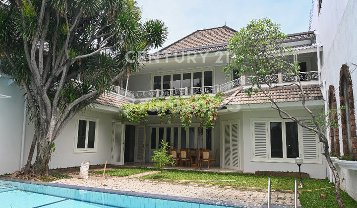 Luxurious Vintage House in a Quiet Location in Menteng, Central Jakarta Luxurious Vintage House in a Quiet Location in Menteng, Central Jakarta