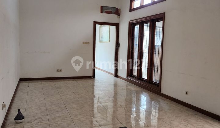 Old House with Land Calculation in Menteng, Central Jakarta, in a highly strategic location 2