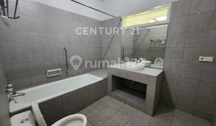 Old House in Menteng at a Low Price!! 2