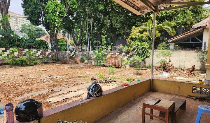 Rumah Hitung Tanah Di Area Komersial Di Menteng 2