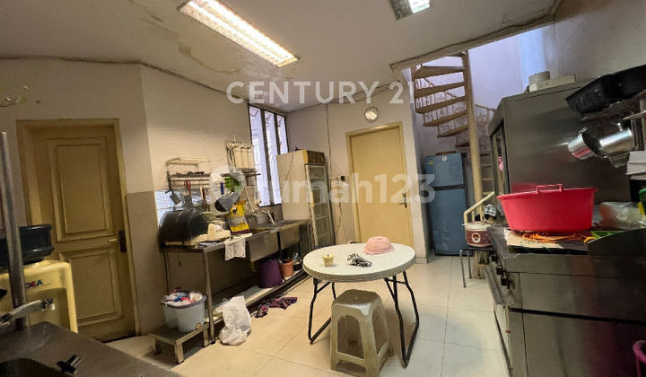 Dijual Rumah Lama Di Harga NJOP Selangkah Dari Mega Kuningan.  2