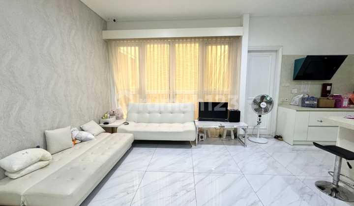 For sale: nice, tidy 3-story house in Sunter.