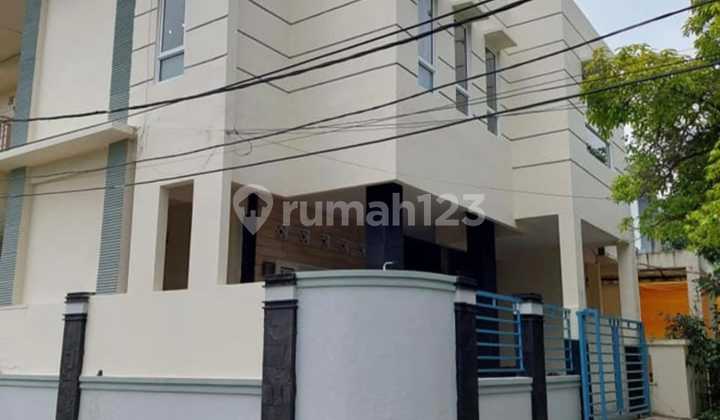 nice 3-story house in kelapa gading