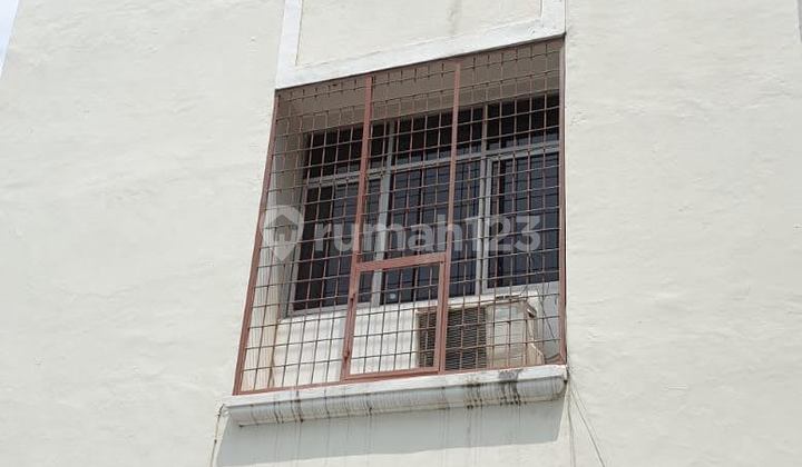 Strategically located shop house in Sunter