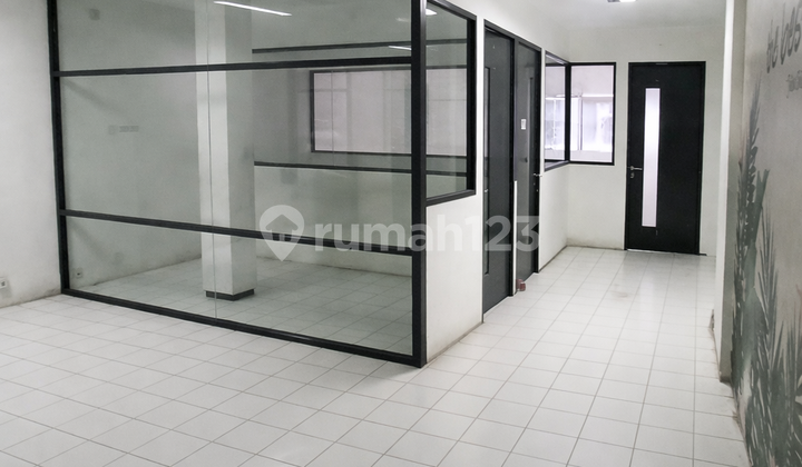For Rent: 3.5-Story Renovated Ruko Rmi Hook in Ngagel Jaya Selatan, Gubeng, Surabaya 2