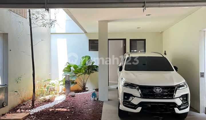 For Sale, 3-Story Renovated and Fully Furnished House in Greenwich Whelford BSD. 2