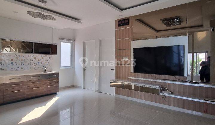 Dijual Rumah Cantik Modern 4 Lantai Dekat Mall di Kelapa Gading 1