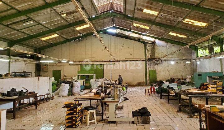 Lokasi bagus di kawasan industri Naggewer Cibinong , di jual ex pabrik sepatu 1