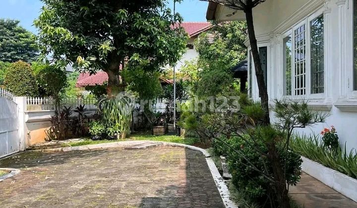 For Sale Corner House. Flood-Free. Fronting Park. 2