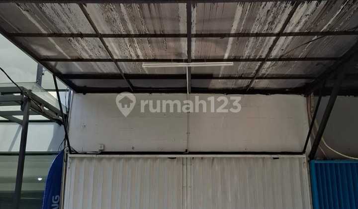 For rent. Shop house. In a busy area. 1
