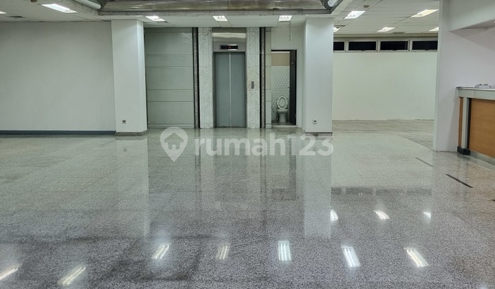 Rent 1 standalone building (4 floors) in Blok M, South Jakarta