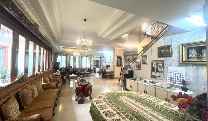 Rumah Hoek Furnished dengan Private Pool Bintaro Jakarta Selatan