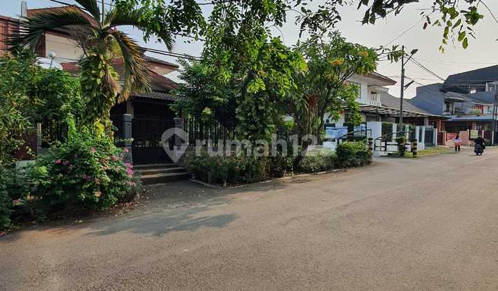 HOUSE IN A STRATEGIC AREA OF SOUTH JAKARTA, IN A COMFORTABLE COMPLEX LOCATION