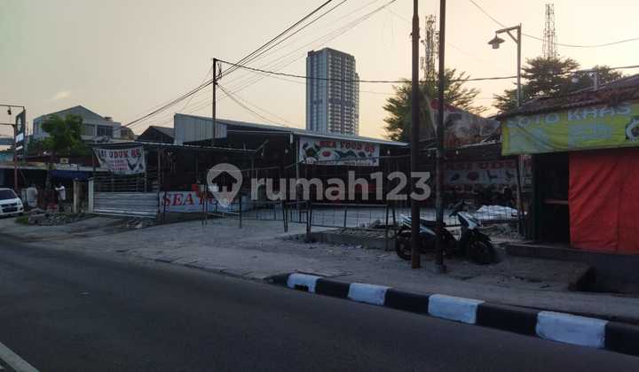 Spacious Land in a Strategic Location Suitable for Business