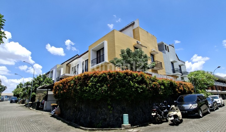 Rumah di Area Townhouse yang Nyaman dan tersedia Kolam Renang Sangat Strategis di Jaksel Selangkah ke Pondok Indah