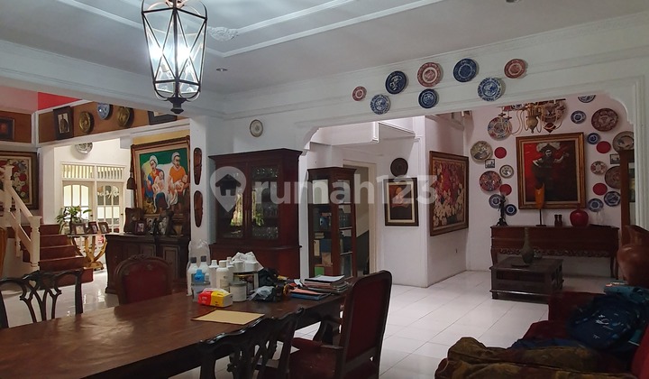 Rumah Nyaman dan Asri Bergaya Eropa Lokasi Sangat Strategis Hanya 100 Mtr ke Jl Kesehatan Raya Bintaro 2