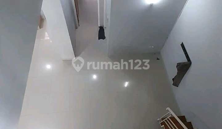 Jual Bawah Harga Pasar Rumah 2 Lantai Siap Huni di Sayap Sudirman