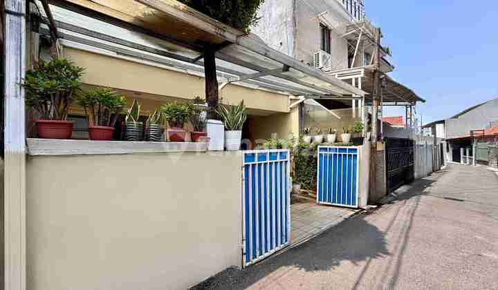 Ready-to-Occupy House Near Park in West Tebet, Easy Access 2